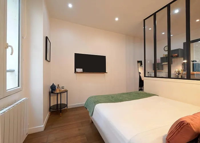 Fabulous Comfortable With Updated Finishes And Design Next To Champ De Mars Lägenhet